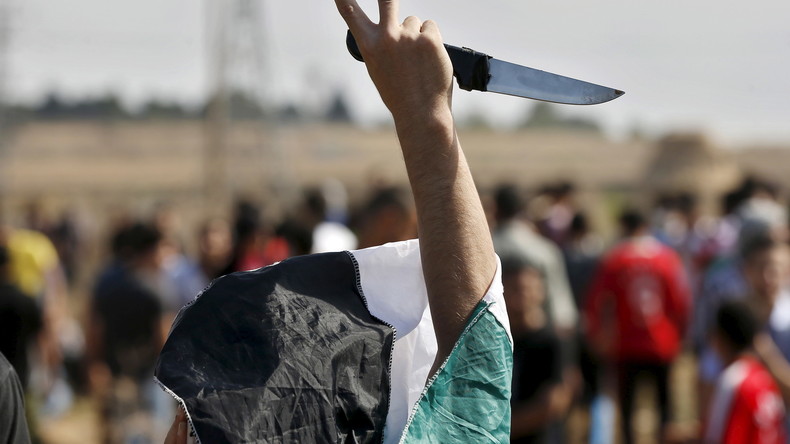 Tabasco, parapluie, bâtons à selfies... en Israël, on s’arme comme on peut contre les attaques