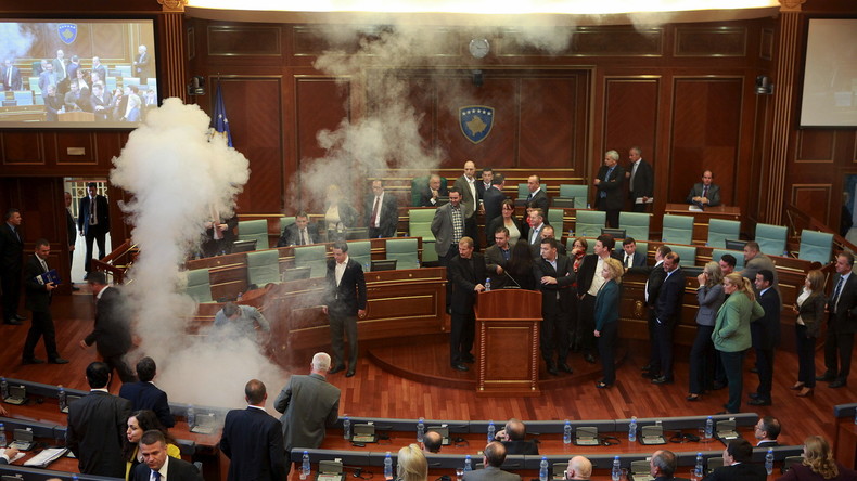 Un député lance une nouvelle grenade lacrymogène dans le parlement du Kosovo (VIDEO)
