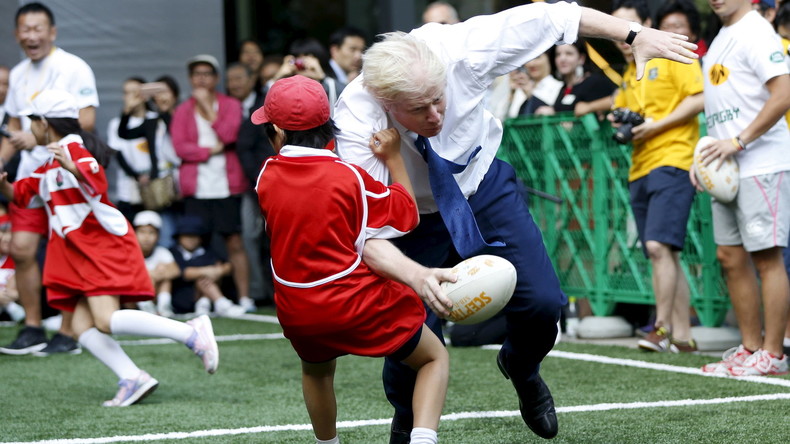 A Tokyo, le maire de Londres, met KO une fille de 10 ans en jouant au rugby (VIDEOS)
