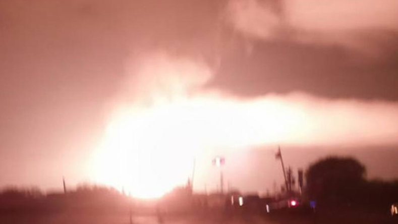 Une explosion sur une plateforme pétrolière au Texas provoque un immense incendie (PHOTOS,VIDEO)