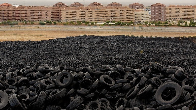 90 000 tonnes de pneus abandonnés attendent un déchiqueteur près de Madrid !