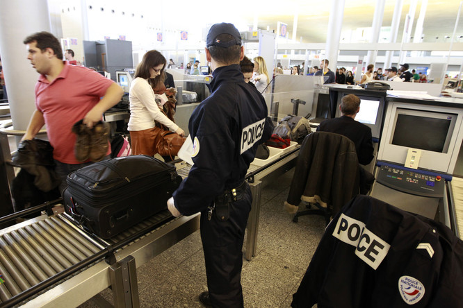 La France déplore un «incident regrettable» après la fouille d'un ministre algérien à Orly