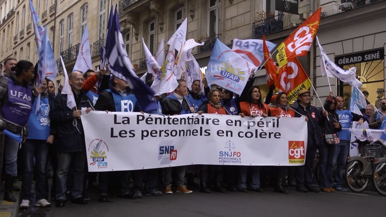 Résultat de recherche d'images pour "surveillants pénitentiaires"