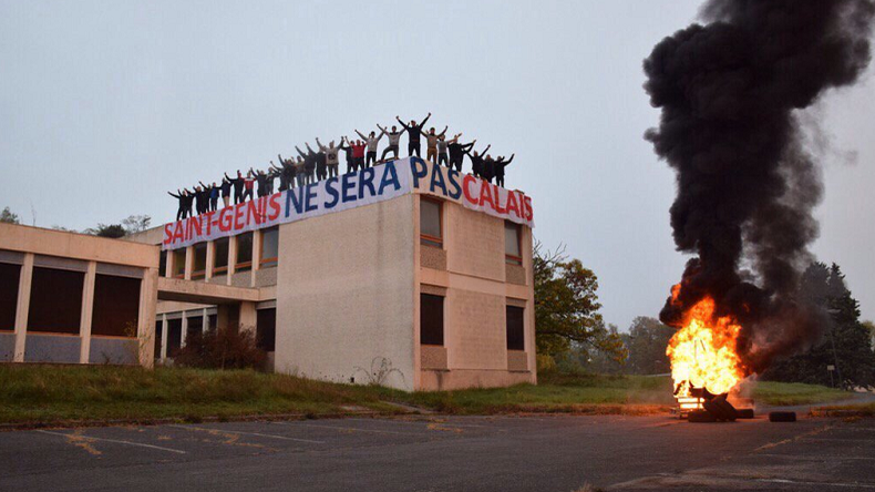 Des identitaires occupent un futur village de Roms près de Lyon