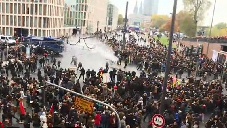 Cologne : des canons à eau contre les manifestants d’extrême droite et les antifascistes (VIDEO)