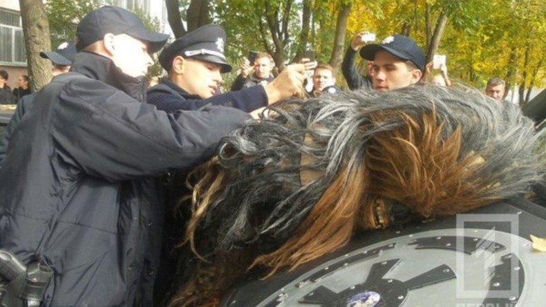 Chewbacca fait campagne pour Dark Vador en Ukraine, et est arrêté par la police