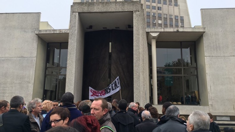 Mobilisation nationale des avocats : les CRS usent de gaz lacrymogènes à Créteil