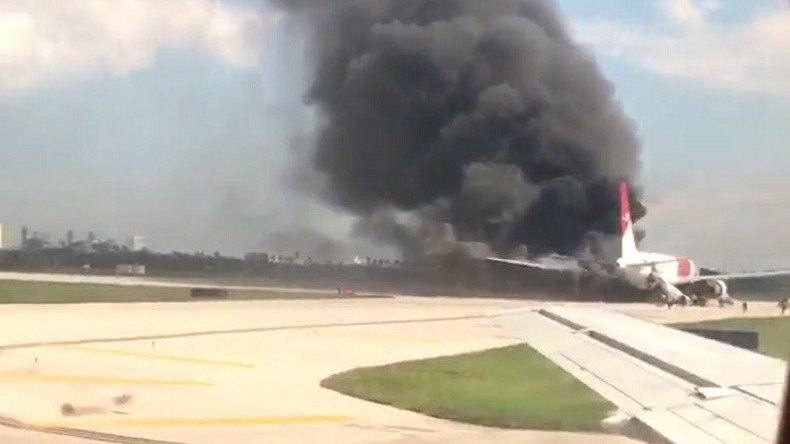 Un avion prend feu dans un aéroport de Floride (PHOTOS, VIDEOS)