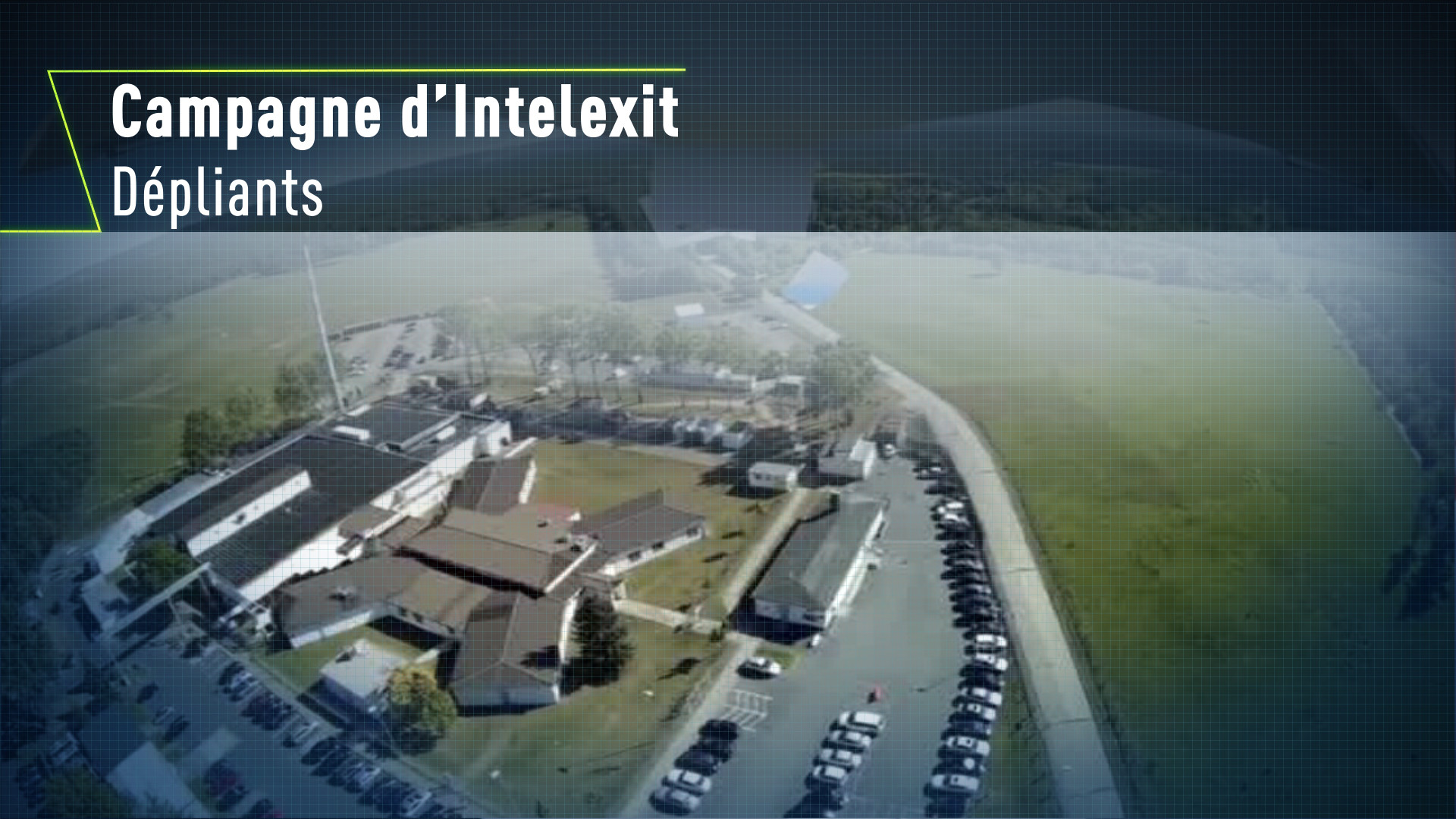Un drone lâche des dépliants anti-espions au-dessus du bâtiment de la NSA en Allemagne
