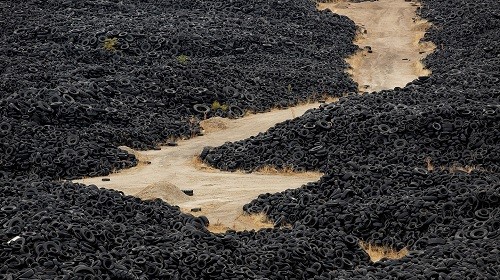 90 000 tonnes de pneus abandonnés attendent un déchiqueteur près de Madrid !