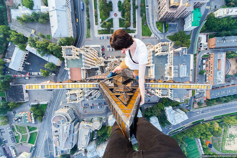 Ce rooftopper est prêt à risquer gros pour prendre des photos depuis les plus hauts toits de Russie