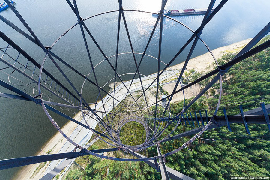 Ce rooftopper est prêt à risquer gros pour prendre des photos depuis les plus hauts toits de Russie