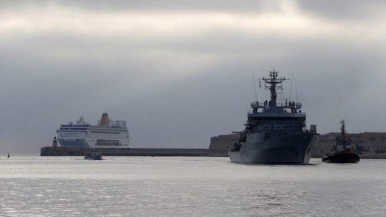 La Royal Navy de retour à l'Est de Suez, construction d'une base militaire britannique à Bahreïn