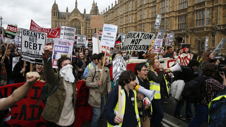 Heurts entre policiers et étudiants lors d’une marche pour l’éducation gratuite à Londres (VIDEO)