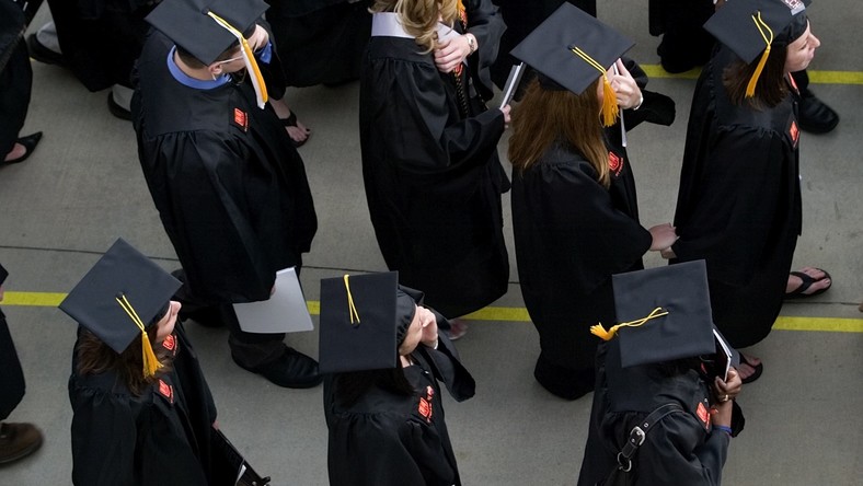 Un gouverneur indien demande d’interdire la «robe universitaire européenne aux jeunes diplômés»
