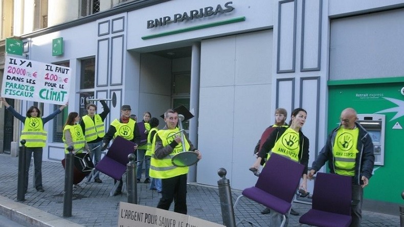 Maintenue sept heures en garde à vue pour une action de braquage de chaises contre l’évasion fiscale