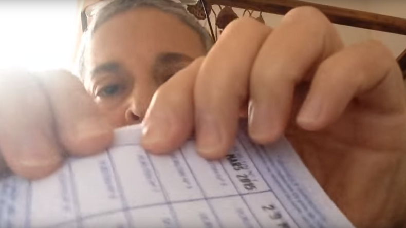 Une curieuse nouvelle tendance en France : déchirer sa carte électorale en direct sur Internet