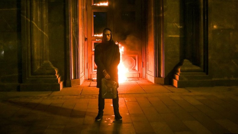 Après l’oreille coupée et les testicules clouées, un artiste russe met le feu à la porte du FSB