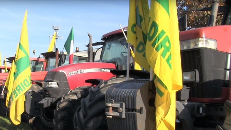 Les producteurs italiens de lait en colère bloquent la multinationale française Lactalis (VIDEO)