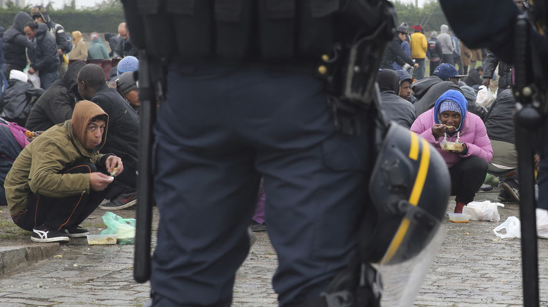 Troisième nuit d'affrontements entre la police et les migrants à Calais