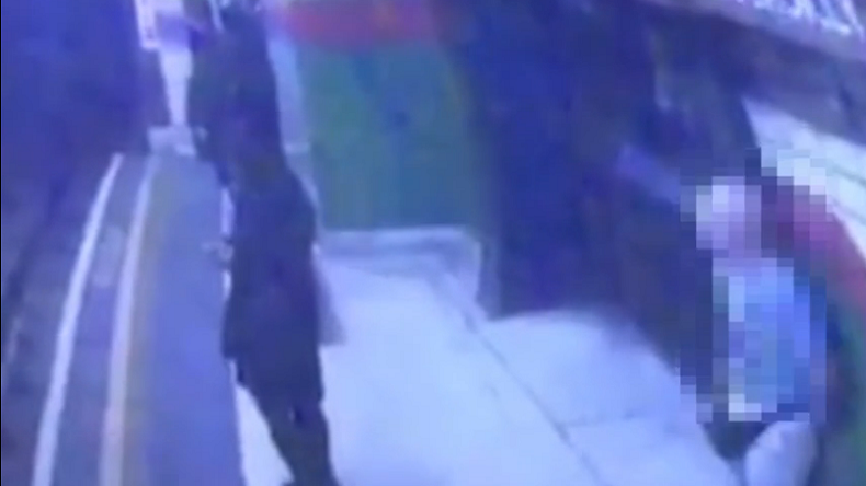 Londres, une femme poussée sous le métro en réchappe miraculeusement (VIDEO)