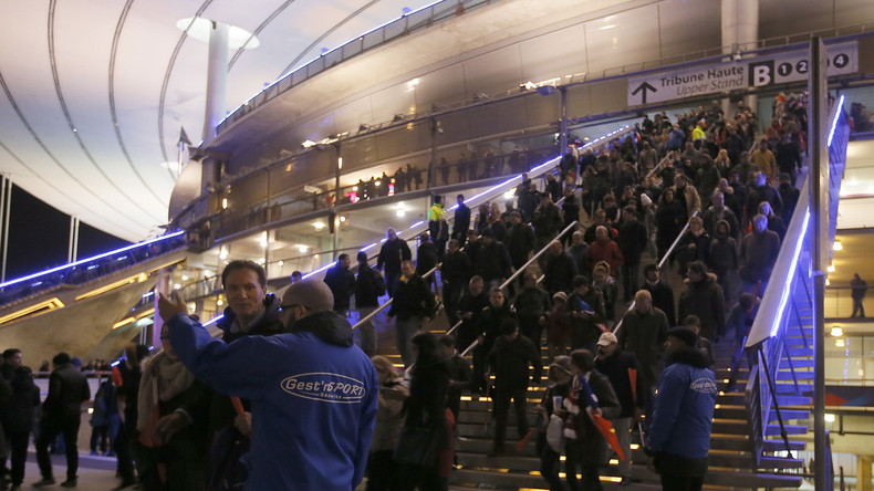 VIDEO: l'émouvant sursaut des supporters qui chantent la Marseillaise en évacuant le Stade de France