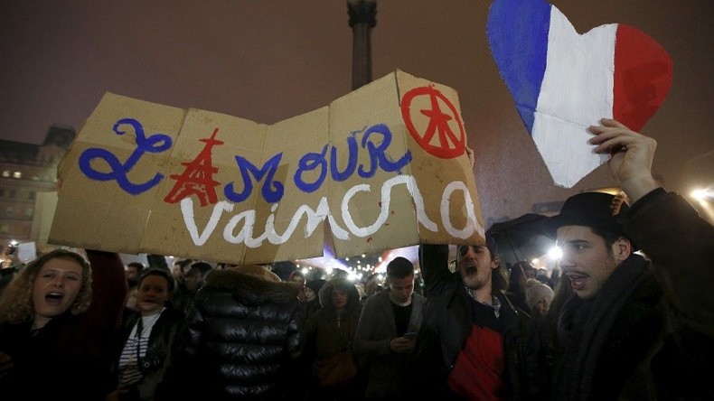Les hommages émouvants à Paris se multiplient partout dans le monde (VIDEO)