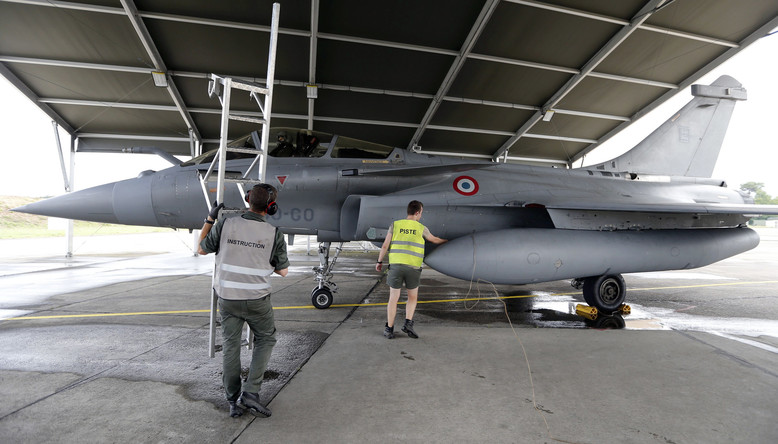 Après les attentats, la France riposte et bombarde massivement le fief de Daesh