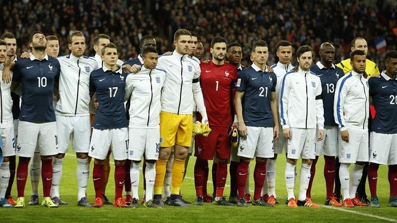 Des supporters français et anglais chantent ensemble la «Marseillaise» à Wembley, à Londres