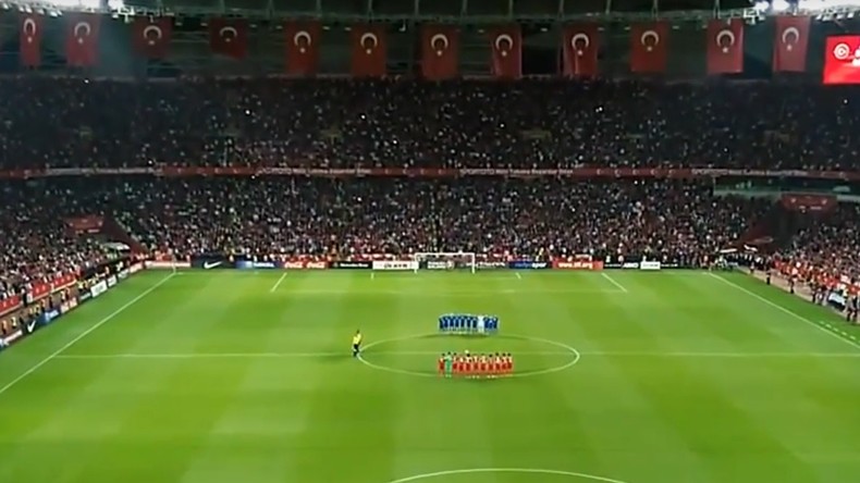 Les supporters de football turcs ont-ils vraiment crié «Allahu Akhbar» durant la minute de silence?