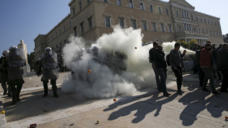 Les agriculteurs grecs manifestant à Athènes dispersés par les gaz lacrymogènes de la police