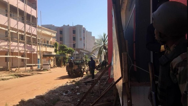 Mali : en plein assaut, un otage filme les alentours de l’hôtel où les otages sont retenus (VIDEO)