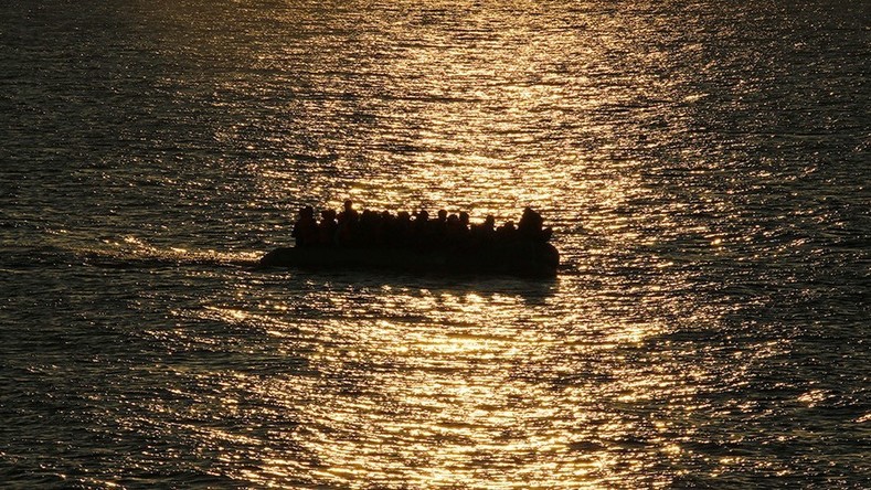 Les garde-côtes grecs auraient fait couler un bateau avec des réfugiés à bord (VIDEO)