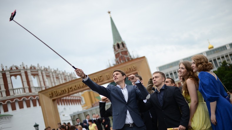 A Moscou, les perches à selfie sont utilisées dans des cours d’autodéfense (VIDEO)