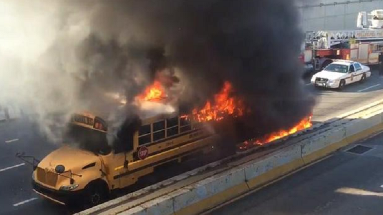 Philadelphie : un bus scolaire en flammes après un accident de la route