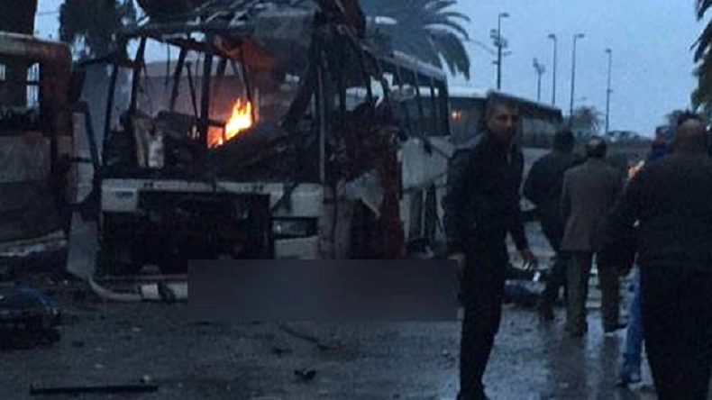 L'explosion d'un bus de la garde présidentielle en plein centre de Tunis fait au moins 15 morts