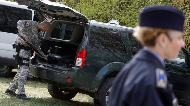 La police hongroise a arrêté quatre hommes dans une voiture bourrée d'armes et d'explosifs
