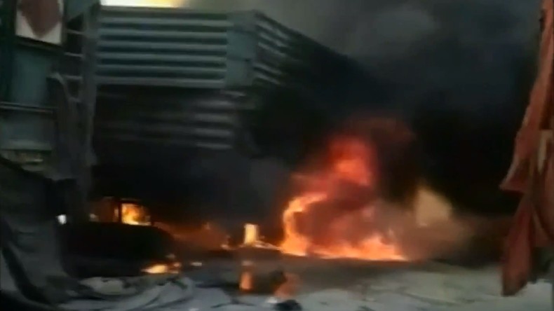 Camions en feu sur la frontière turco-syrienne après une prétendue frappe aérienne (VIDEO)