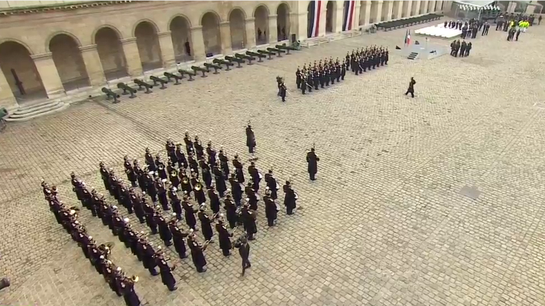 La cérémonie en hommage aux victimes des attentats de Paris aux Invalides