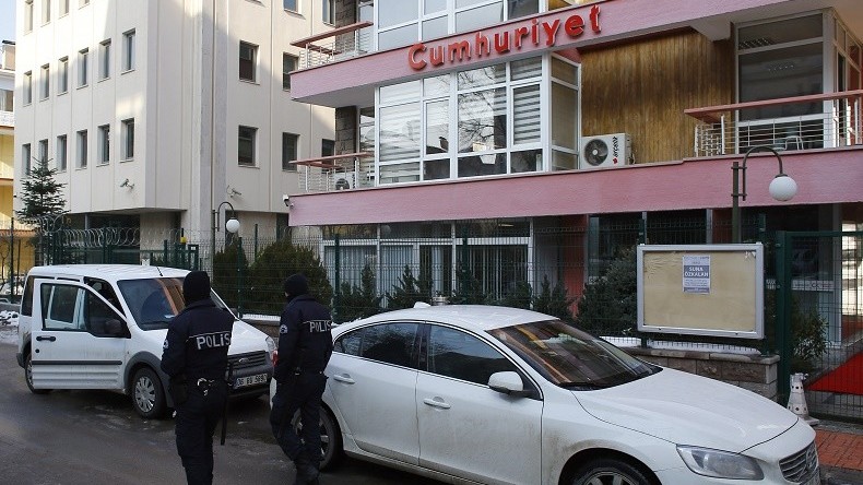 L'UE dit suivre «de près» l'affaire «inquiétante» des journalistes opposants arrêtés en Turquie