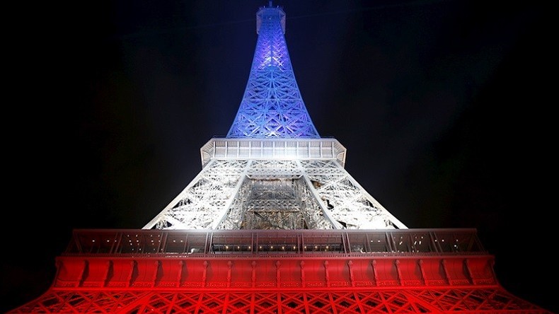 Appel aux selfies bleu blanc rouge : une «récupération politique» des attentats de Paris ?
