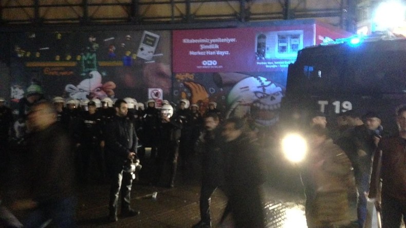 Des canons à eau dispersent la marche organisée à Istanbul en hommage à l’avocat abattu (VIDEO)
