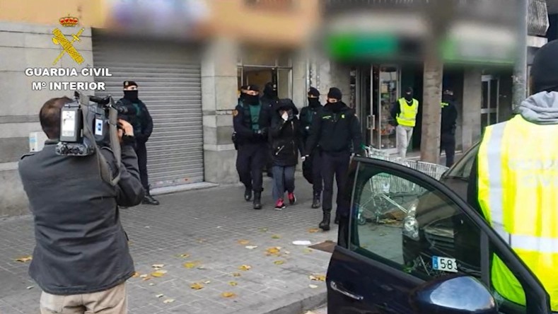 Deux recruteurs présumés de Daesh et une femme partis pour l'Afghanistan arrêtés à Barcelone (VIDEO)