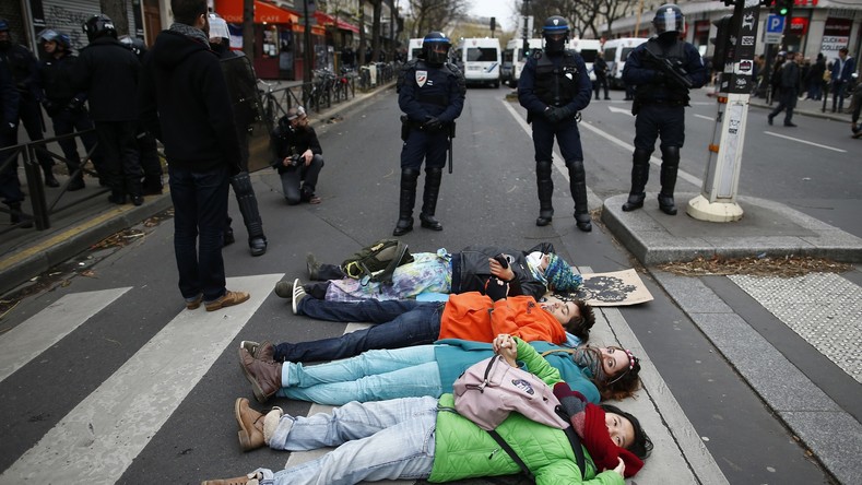COP21 : une journée à Paris, entre démonstrations pacifiques et heurts avec la police (VIDEOS)