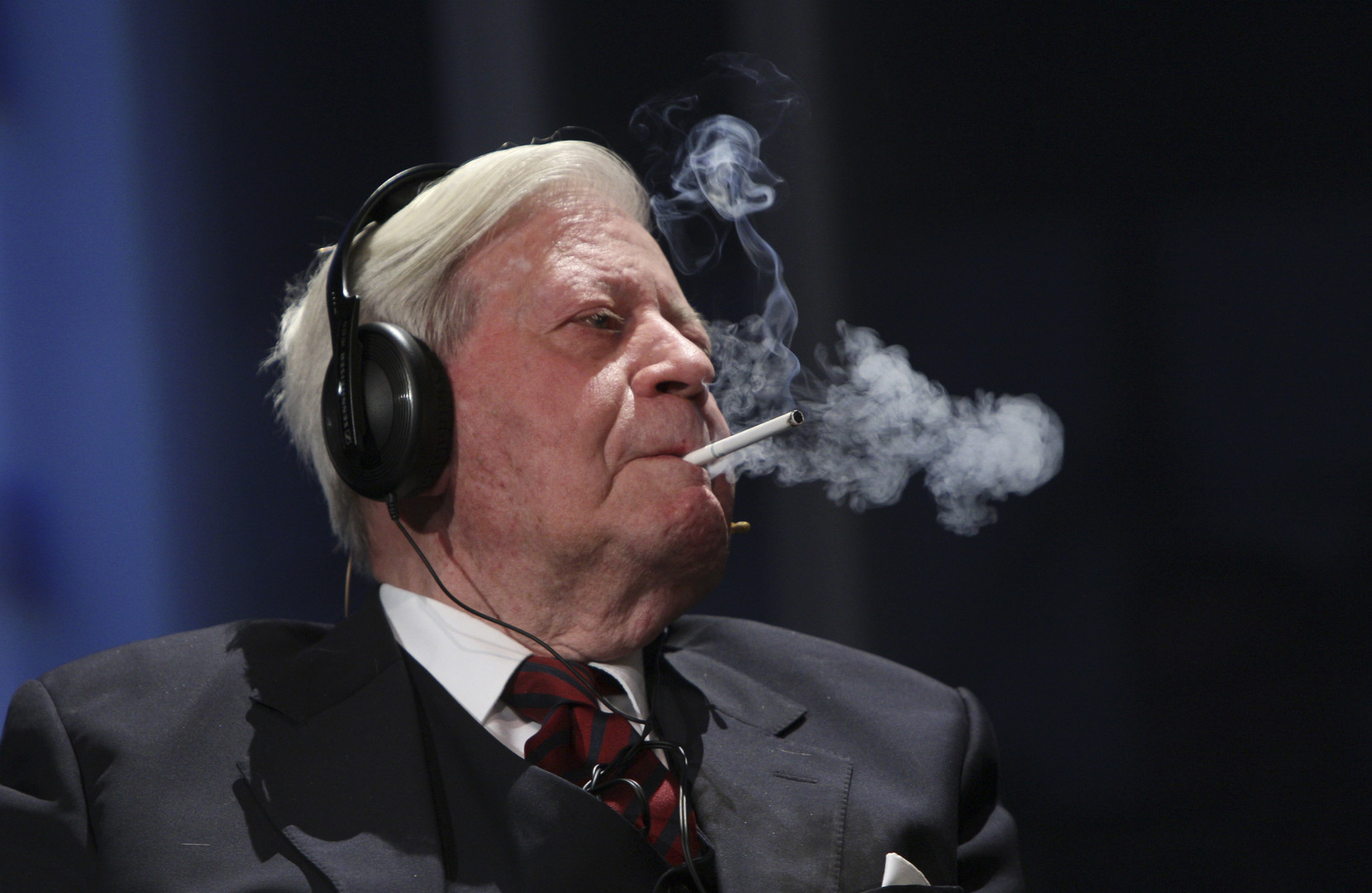 Cigarettes, amour et déclarations choc, l’héritage d’Helmut Schmidt, ex-chancelier allemand