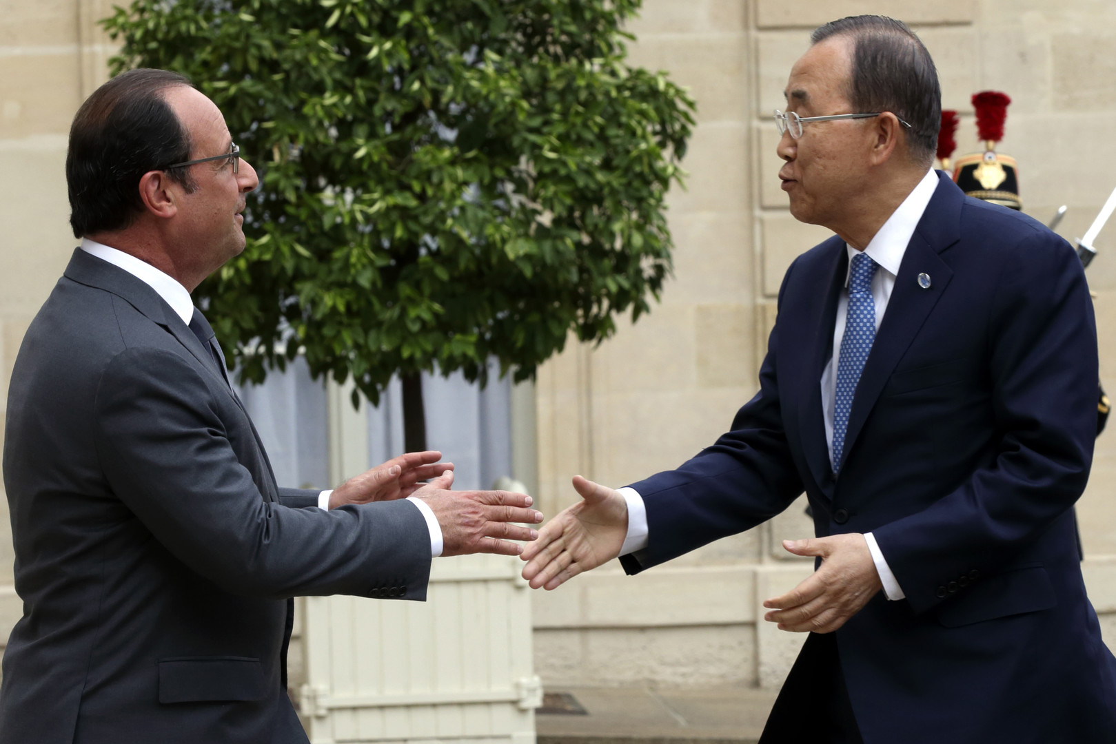COP21 : une journée à Paris, entre démonstrations pacifiques et heurts avec la police (VIDEOS)