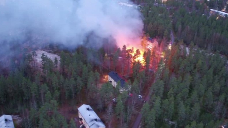 Un drone capture un centre de réfugiés finlandais en flammes, un incendie présumé criminel (VIDEO)
