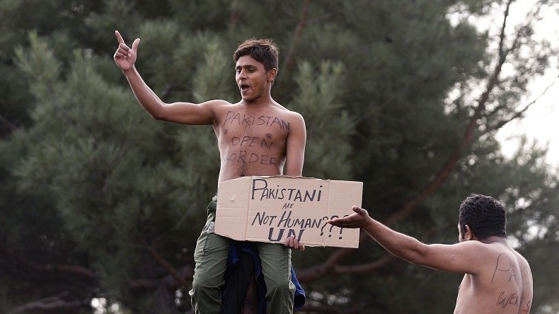 Le Pakistan refuse de laisser entrer 30 de ses migrants déportés hors d'UE en charter