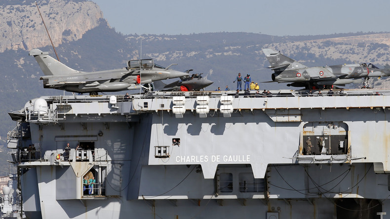 Hollande s'est rendu sur le porte-avions Charles-de-Gaulle, déployé au large de la Syrie