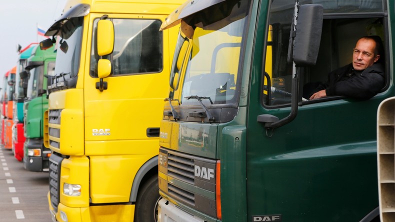 Opération escargot à Moscou, les camionneurs en colère (VIDEO)